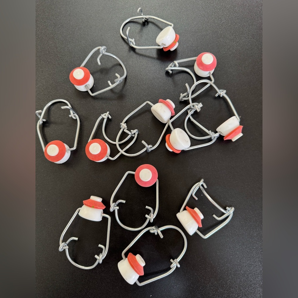 Plastic Rubber / Metal Bottle Stoppers - 12 stoppers